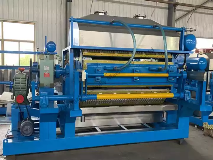 Pulp egg tray forming machine