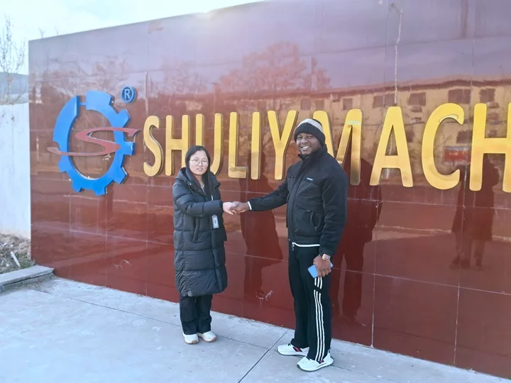 私たちについて 3 Nigerian customers visit