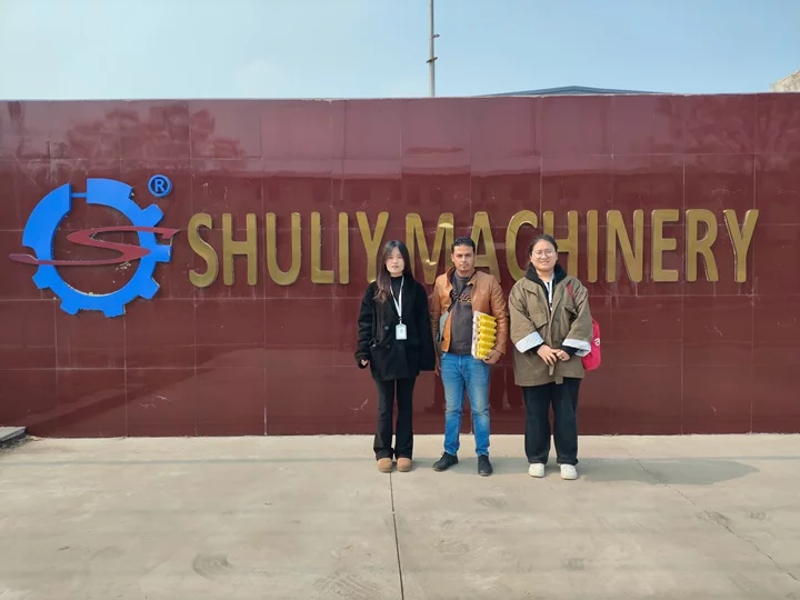 私たちについて 2 Yemeni customers visit