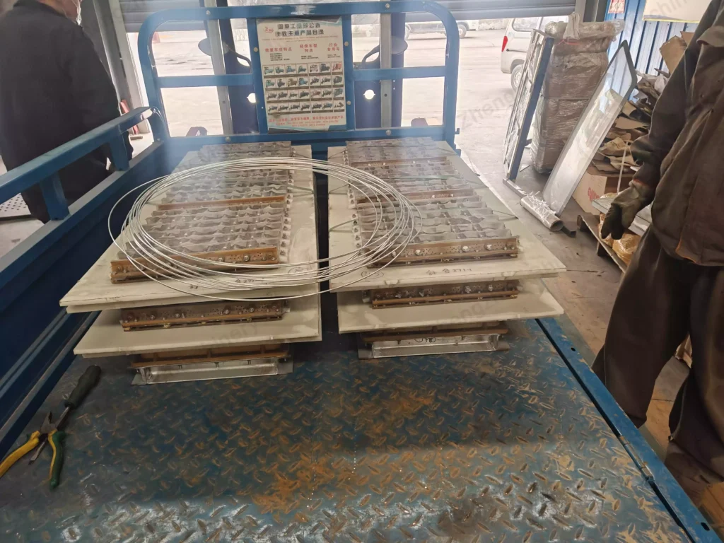 تحويل النفايات إلى ثروة في قطر: قصة نجاح مع آلة صنع صواني البيض الأوتوماتيكية الخاصة بنا 7 شحنة قالب آلة صواني البيض